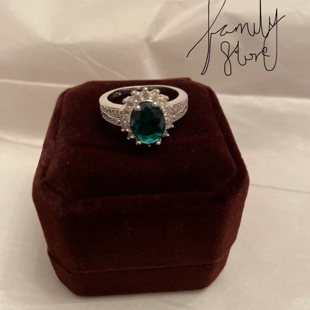 Emerald Green wedding ring - Picture 8 of 8